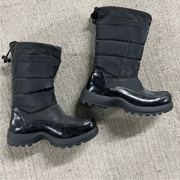NWOT- women’s black insulated winter boots